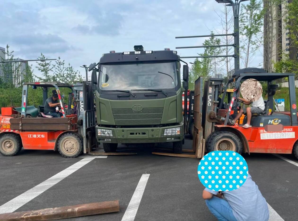 仁寿视高钢铁镇叉车租赁现场协同装卸货物